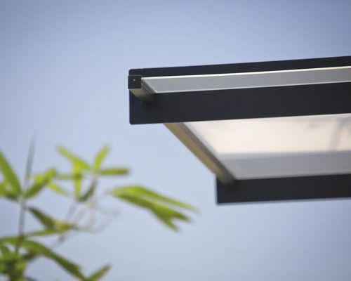 Nahaufnahme einer Terrassenüberdachung mit einem schwarzen Rahmen und einer hellen Unterseite