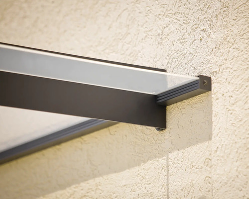 Detailaufnahme eines Vordachs mit Aluminiumrahmen und klarer Abdeckung.