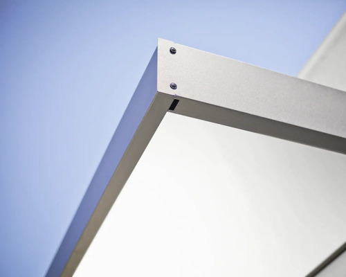 Detailansicht einer Eckverbindung eines Metallrahmens mit Schrauben vor hellem Hintergrund