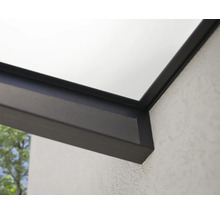 Detailaufnahme eines Terrassendachs an einer Hauswand