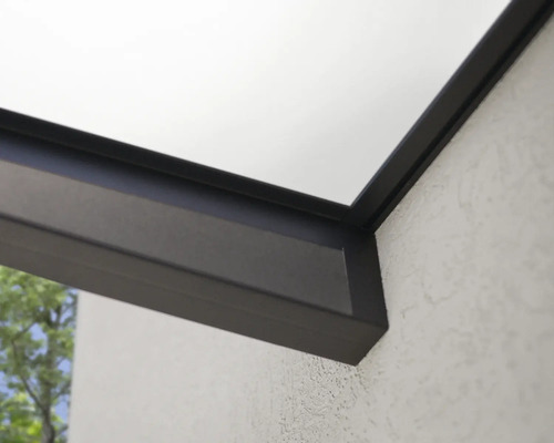 Detailaufnahme eines Terrassendachs an einer Hauswand