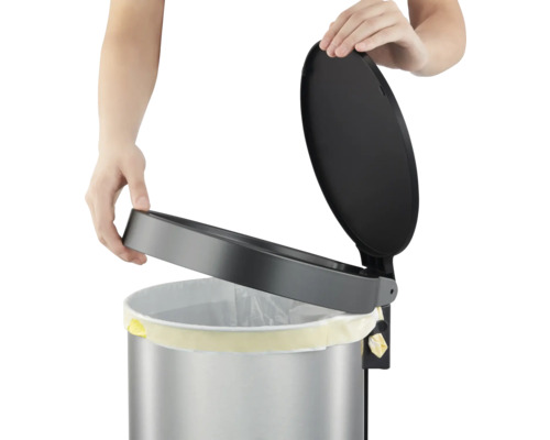 Poubelle avec couvercle ouvert et sac poubelle inséré