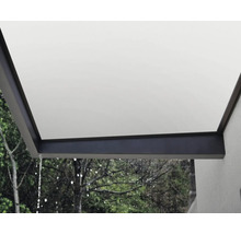 Detailansicht einer Markise bei Regen