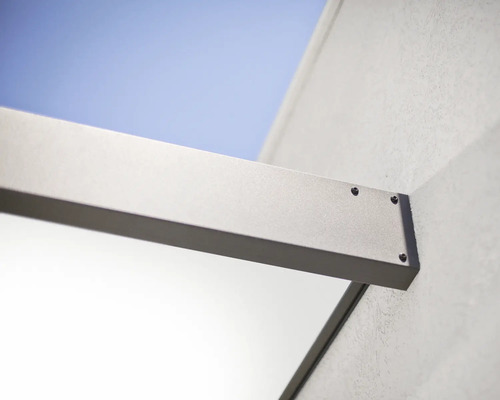 Detailansicht einer an einer Wand befestigten Metallkonstruktion