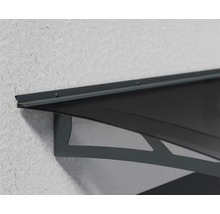 Vue détaillée d''un auvent d''entrée avec support sur un mur