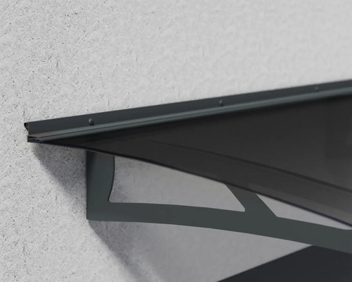 Vue détaillée d''un auvent de porte d''entrée monté.