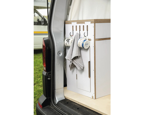Intérieur d''un camping-car avec meuble de cuisine, porte-crochets, tasses et serviette