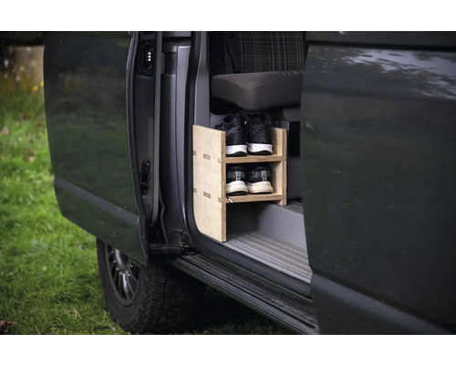 Schuhregal aus Holz im Inneren eines Lieferwagens