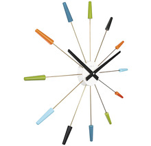 Wanduhr mit bunten Markierungen und Zeitanzeige