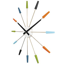 Wanduhr mit bunten Markierungen und Zeigern