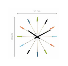 Wanduhr mit farbigen Markierungen und den Maßen 58 mal 58 Zentimeter