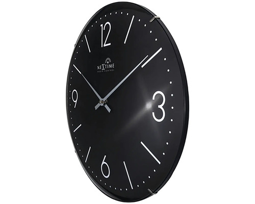 Schwarze Wanduhr mit Ziffernblatt und Zeitanzeige