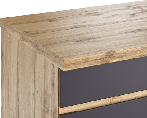 Vue détaillée d''une armoire avec surface en bois et tiroirs foncés