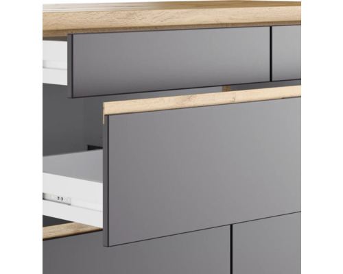 Commode avec tiroirs ouverts dans les tons bois et gris