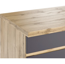 Detailansicht eines Holzkommode mit Schubladen
