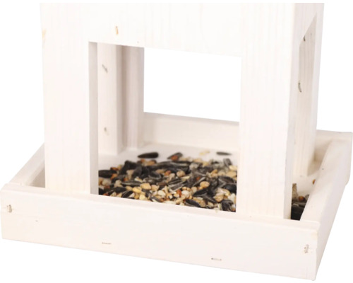 Vogelhaus aus Holz mit Futter