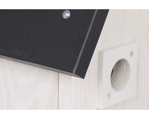 Detailansicht einer Holzkonstruktion mit Abluftrohr