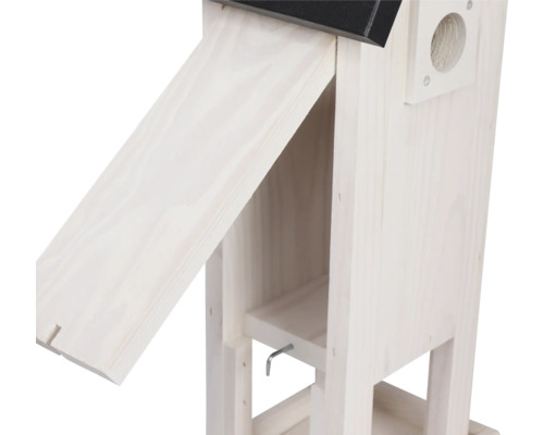 Detailansicht eines Nistkastens aus Holz mit geöffneter Klappe und Einflugloch