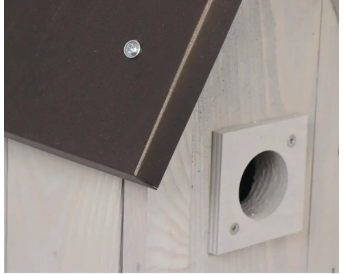 Vue détaillée d''un nichoir avec un toit marron et un trou d''entrée rond.