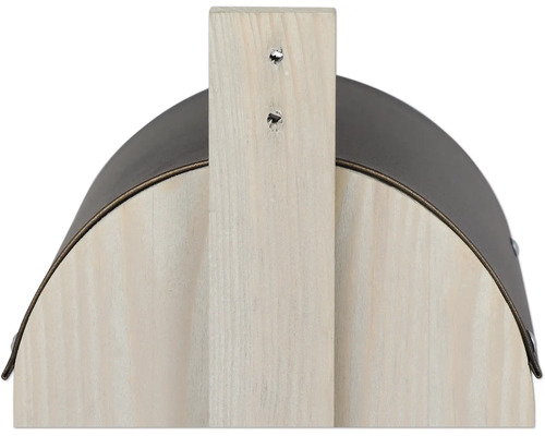 Vue détaillée d''une cuve de récupération d''eau de pluie en bois avec couvercle marron et dispositif de montage.