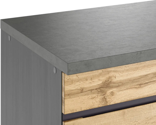 Detailansicht eines Badezimmermöbels mit Holzschubladen und grauer Oberfläche