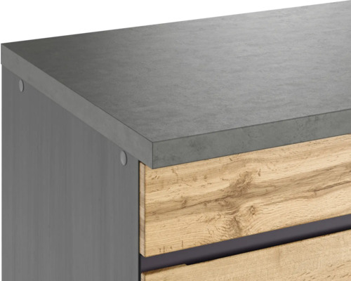 Detailaufnahme eines Badezimmerschranks mit Betonplatte und Schubladen in Holzoptik