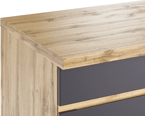 Gros plan d''une commode avec tiroirs et surface en bois