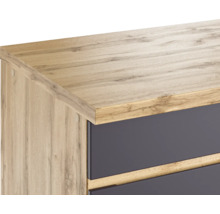 Detailaufnahme eines Holzkommode mit Schubladen