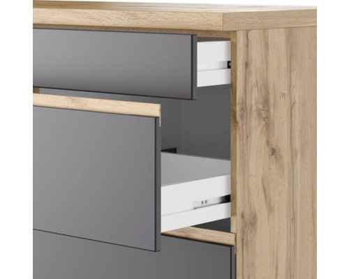 Commode avec tiroirs partiellement ouverts, aspect bois et gris
