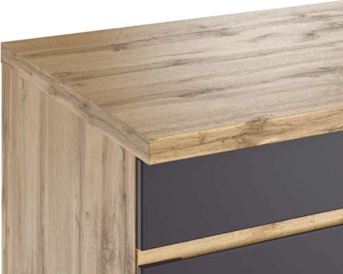 Detailansicht eines Holzkommoden-Eckbereichs mit Schubladen