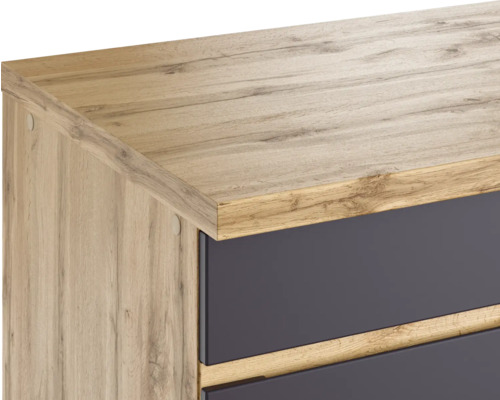 Detailansicht eines Kommodenmöbels mit Schubladen und Holzstruktur