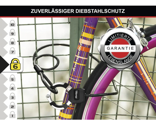 Fahrrad mit Kabelschloss an einem Zaun befestigt, mit Diebstahlschutz Stufe 6 und Herstellergarantie