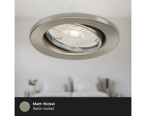 Deckeneinbaustrahler aus satiniertem Nickel in einem Schlafzimmer