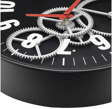 Wanduhr mit sichtbarem Uhrwerk und Zahnrädern