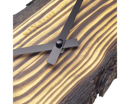 Gros plan d''une horloge en bois avec des aiguilles et l''inscription Next Time