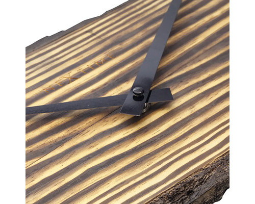 Vue détaillée d''une horloge murale en bois avec aiguilles