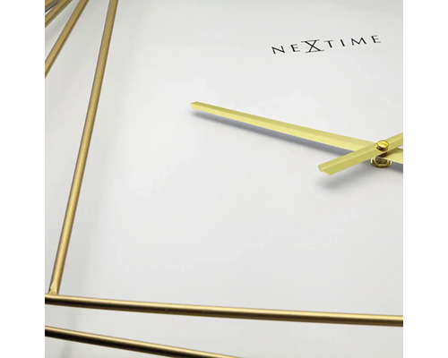 Nextime Logo auf einer rechteckigen Wanduhr mit goldenen Zeigern und goldenem Rahmen