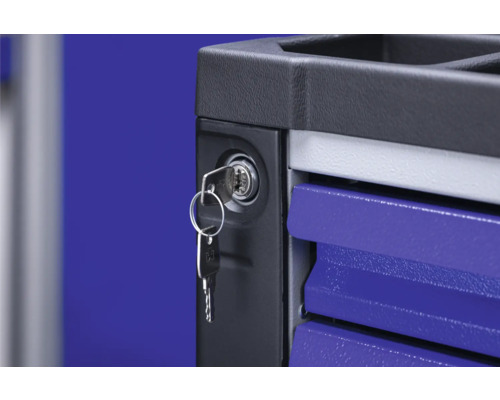 Serrure avec clé sur un chariot d''atelier