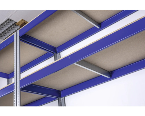 Vue détaillée d''un rayonnage d''entrepôt bleu avec des planches en panneaux de particules