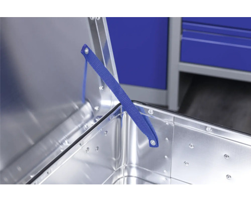 Geöffneter Werkzeugkoffer aus Aluminium mit Deckelhalteriemen