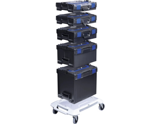 Stapel von Werkzeugkisten auf einem Rollbrett