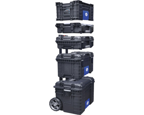 Pile de boîtes à outils et de coffres à outils sur un chariot à roulettes