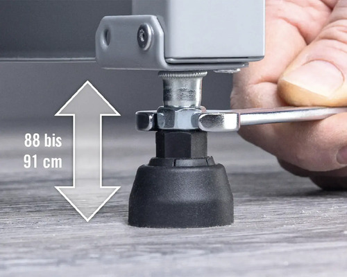 Einstellung der Höhe von 88 bis 91 cm am Fuss eines Möbels mit Schraubenschlüssel