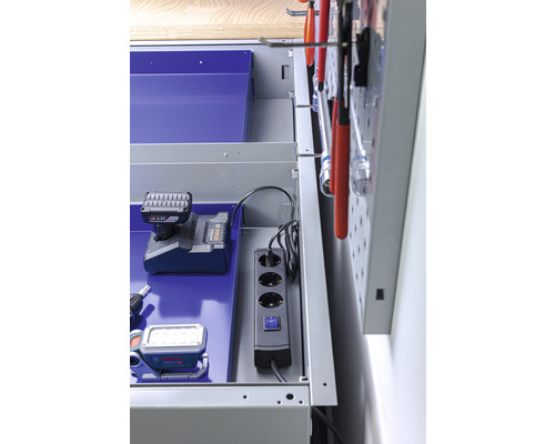 Werkbank mit Steckdosenleiste und Werkzeug