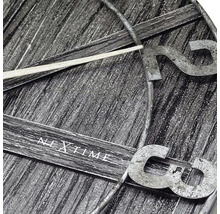 Vue détaillée d''une horloge murale Nextime en bois avec cadran