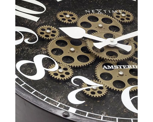 Dekorative Wanduhr mit Zahnrad-Design und römischen Ziffern.