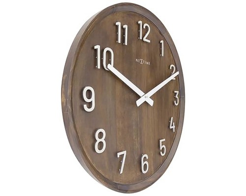 Holzwanduhr mit weißen Ziffern und Zeigern