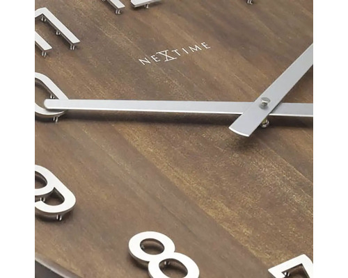 Nextime Wanduhr mit Holzstruktur und silberfarbenen Zeigern