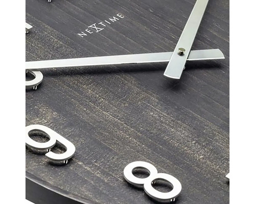 Vue détaillée d''une horloge murale Nextime avec structure en bois, chiffres et aiguilles