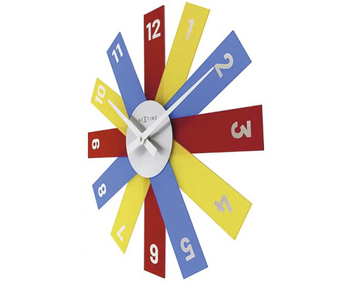 Wanduhr mit bunten Zifferblättern und silberfarbenen Zeigern